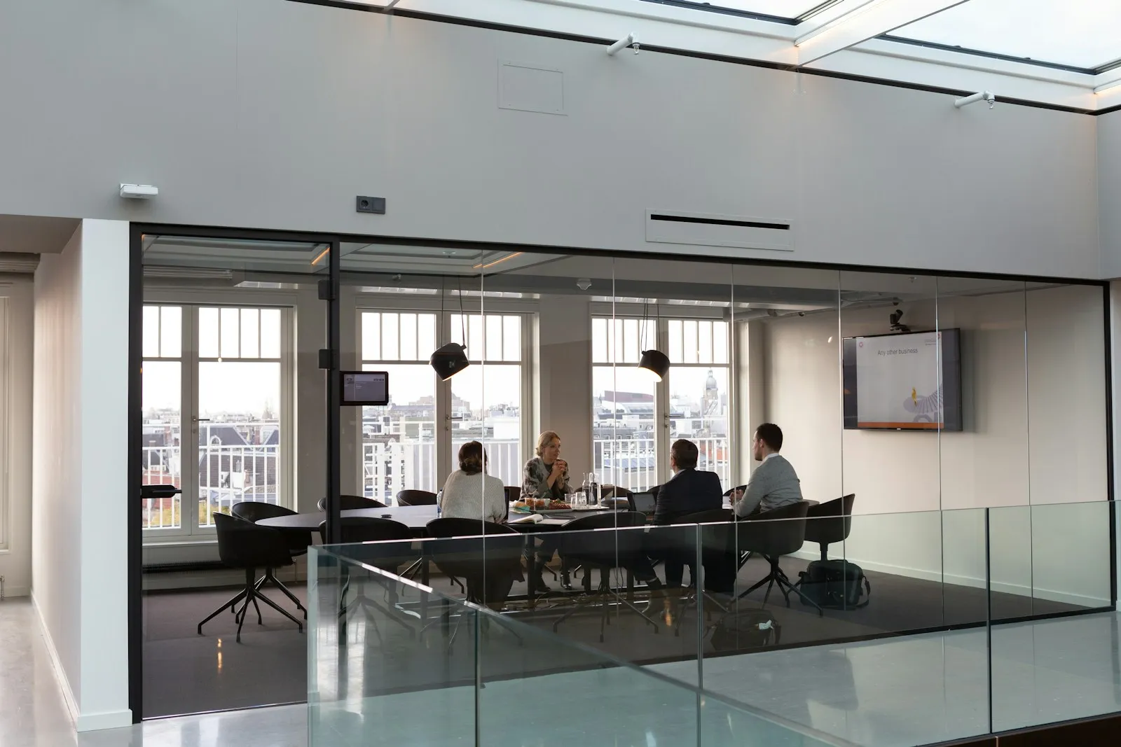 Agenzia Content Marketing vs Team Interno: Guida e Costi 2026