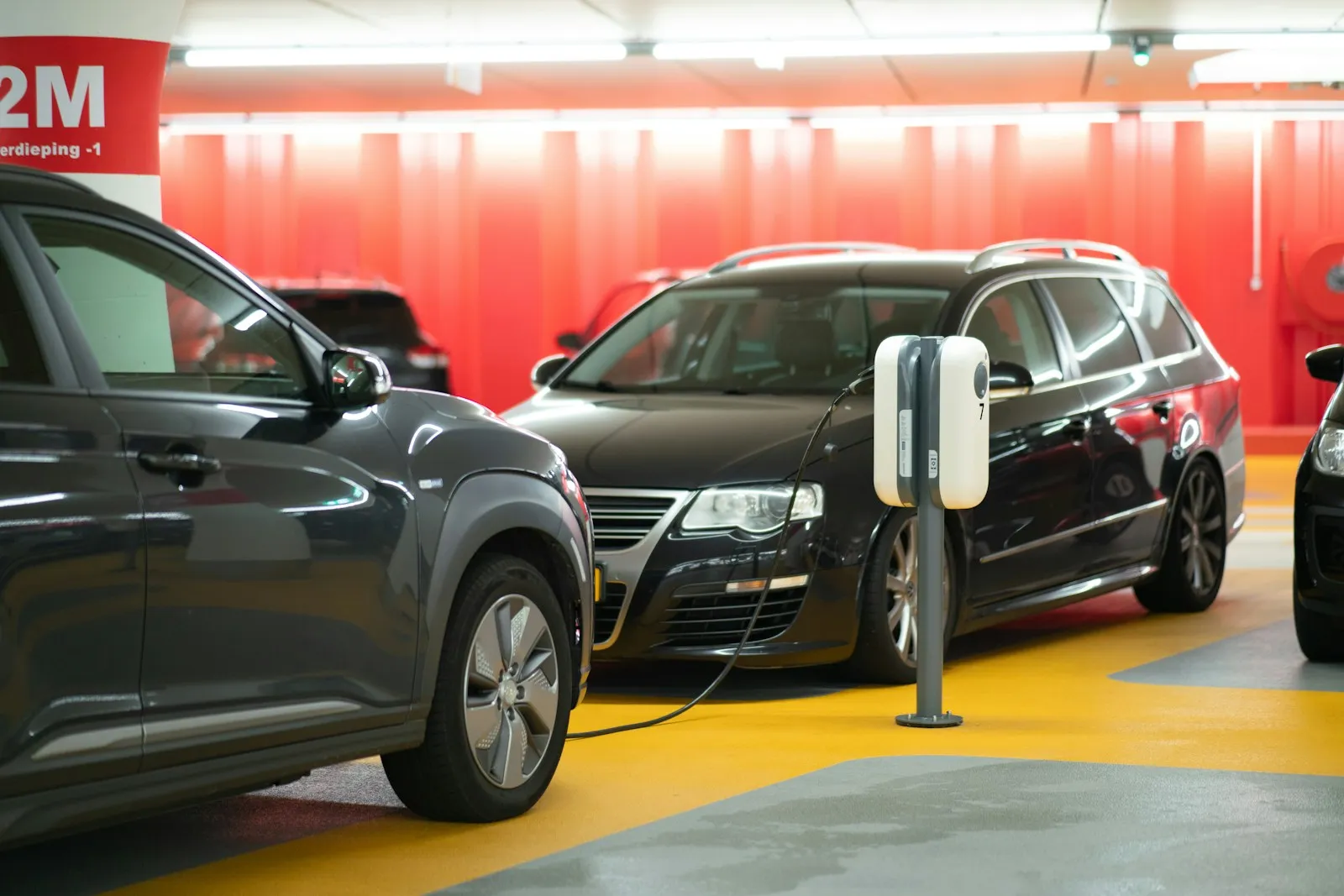 Le auto elettriche pagano i parcheggi nel 2026? Guida e Mappa