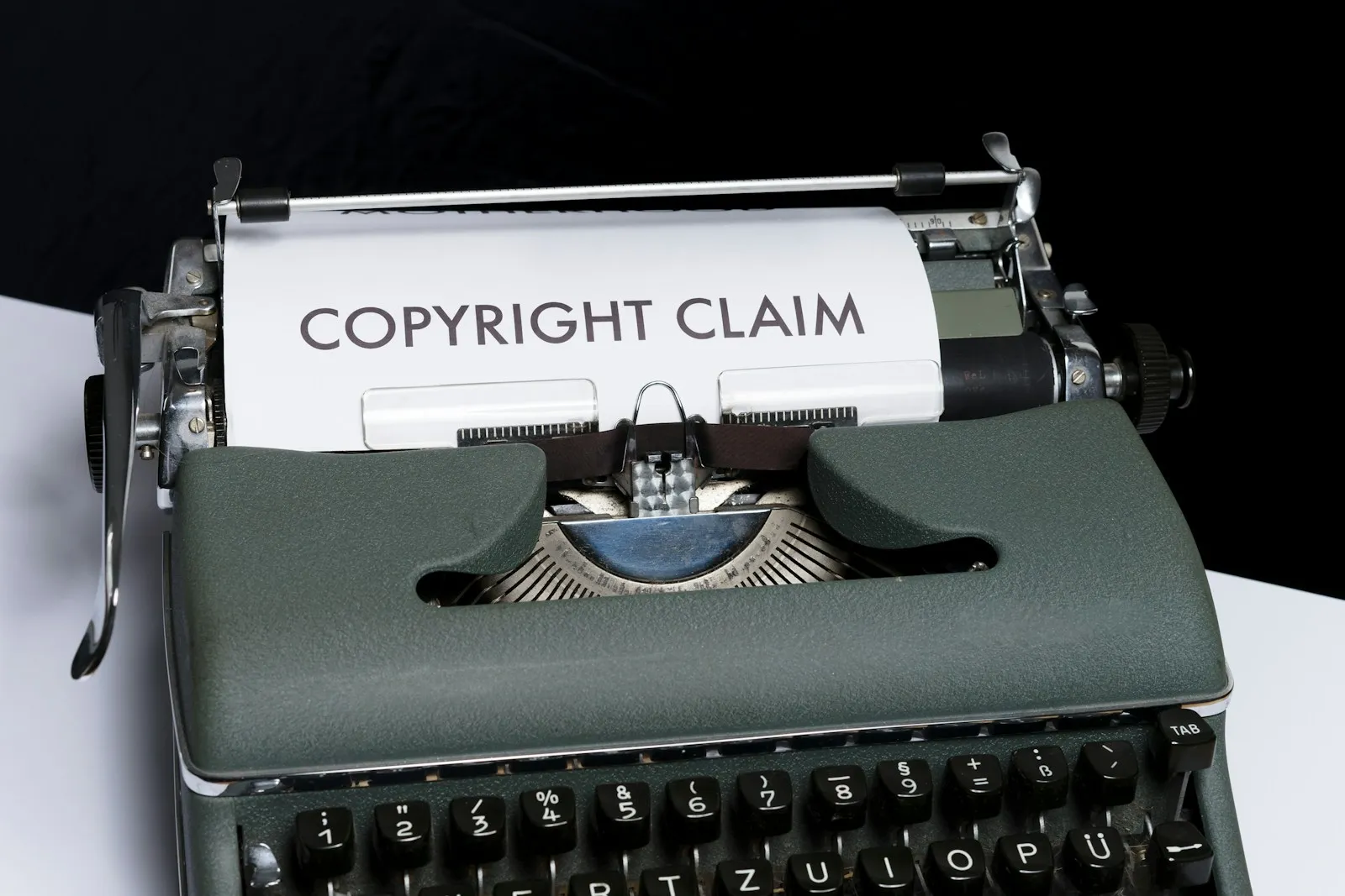 Copyright e foto della buonanotte: Guida 2026 per evitare multe