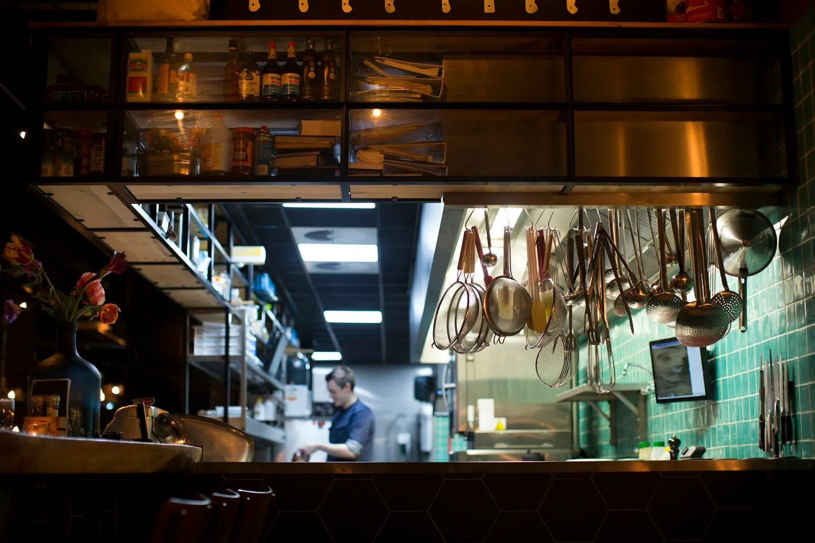 Tendenze ristorazione 2027: bistrot locali e dark kitchen